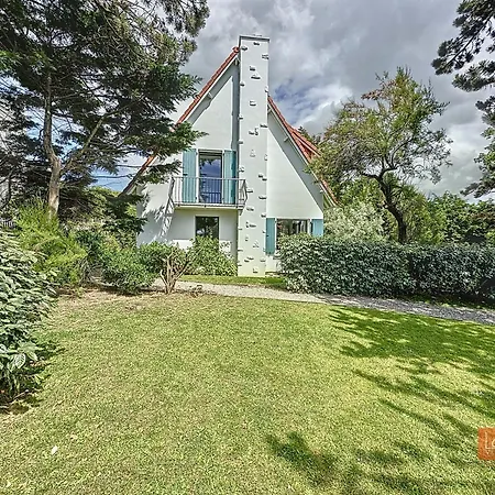 Les Pins : Rez De Jardin Proche Feriehus