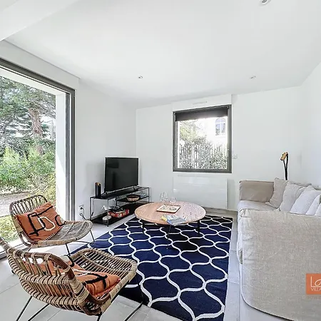 Les Pins : Rez De Jardin Proche 昂布勒特斯