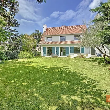 Les Pins : Rez De Jardin Proche *