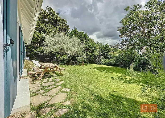 Les Pins : Rez De Jardin Proche